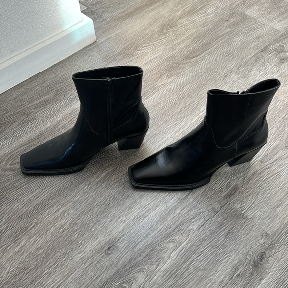 Vagabond black leather bootie. Size 39. NWOT - Picture 2 of 6